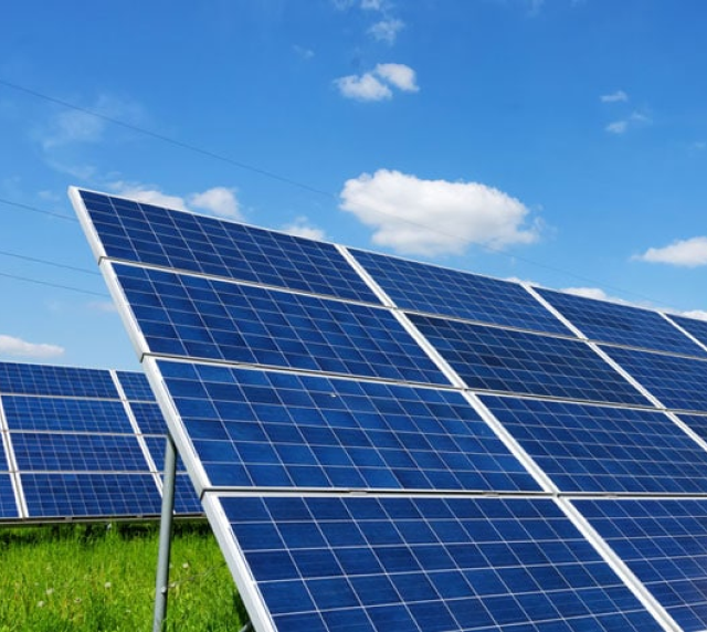 Placas solares no campo 